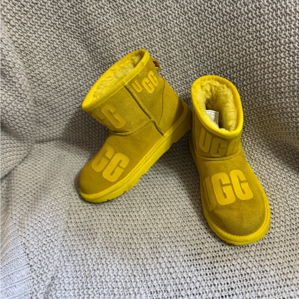 UGG Classic Mini Scatter Graphic boots in yellow. Size‎ 2